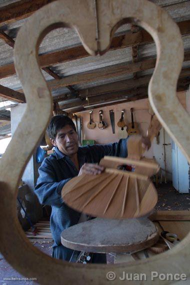 Fabricacin de guitarras en el taller de la familia Lagos, Ayacucho