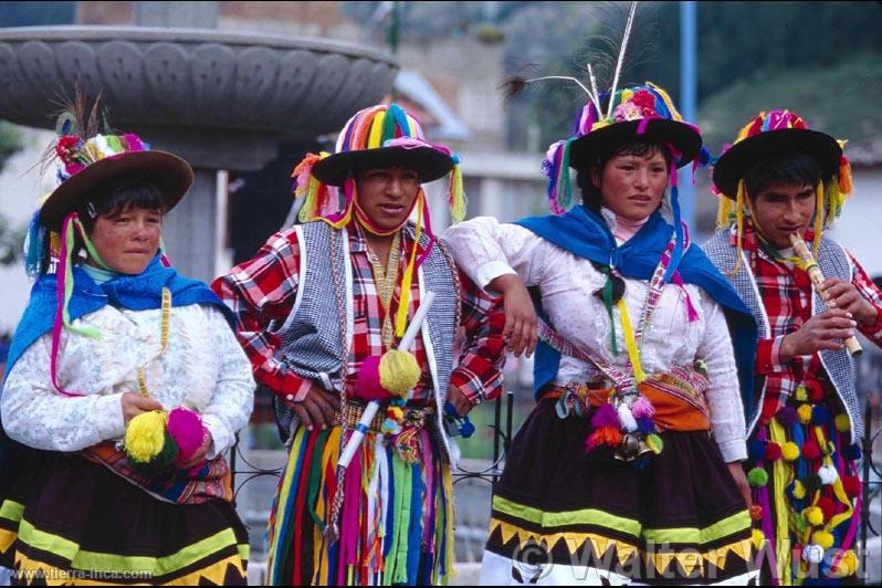 Pobladores en trajes tpicos, Huancavelica