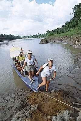 Turistas en el ro Tambopata