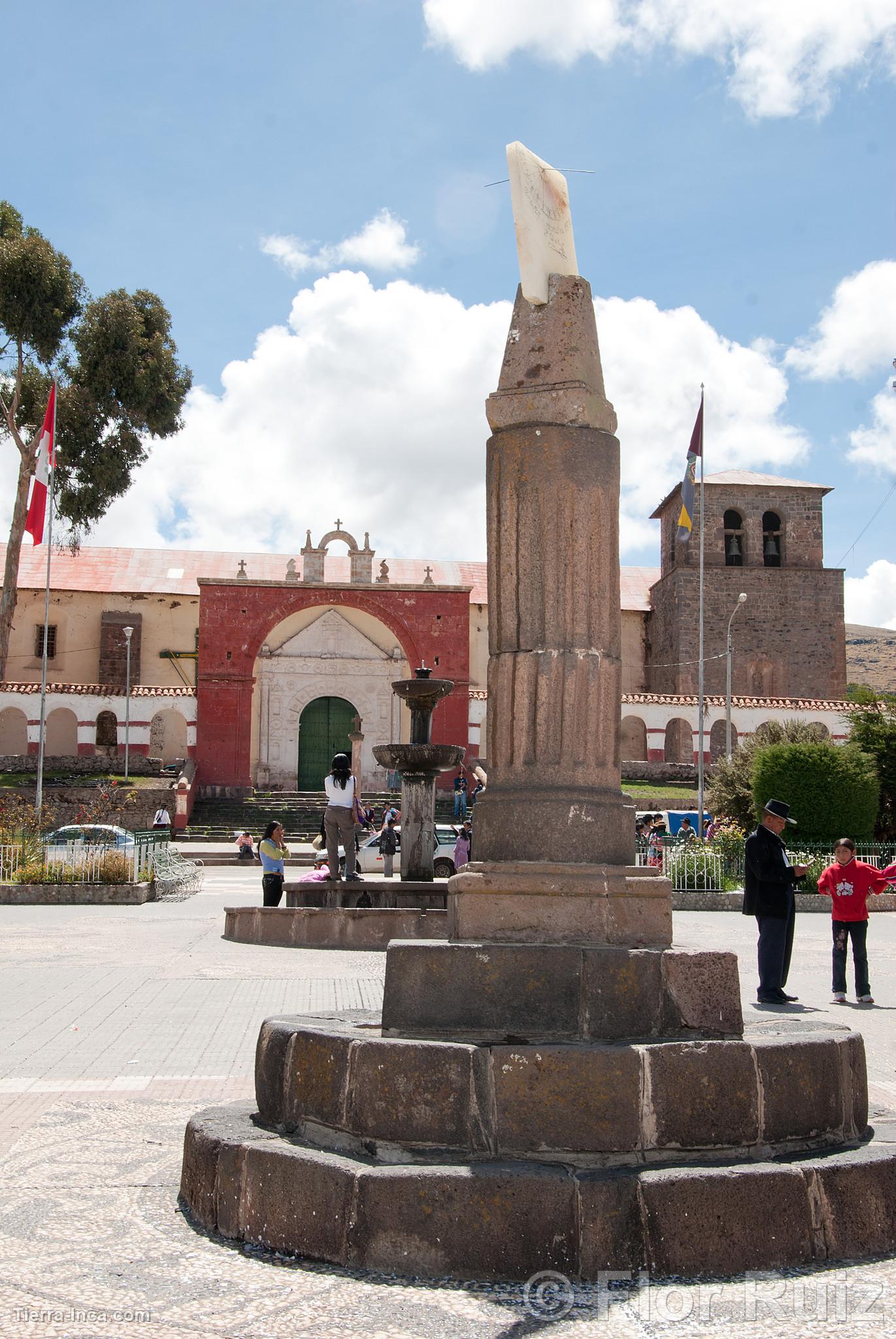 Reloj solar en la plaza de Chucuito