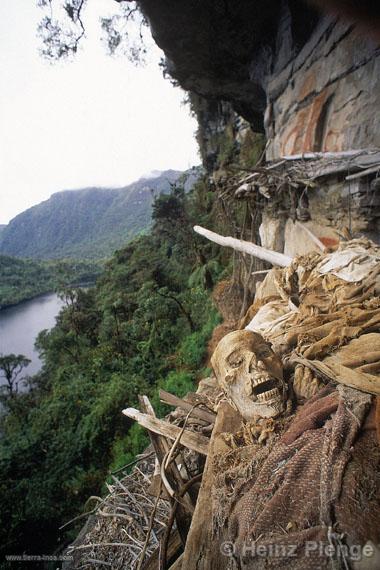 Mausoleo en la Laguna de los Cndores