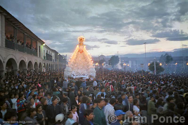 Procesion en Plaza de Huamanga el domingo de gloria