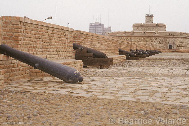 Vista de los cañones de la Fortaleza del Real Felipe, Callao