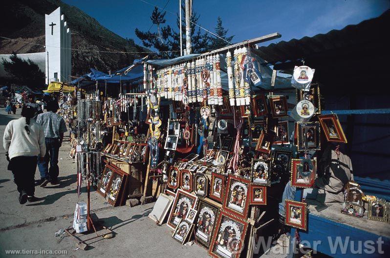 Puesto de venta de objetos religiosos en Tarma