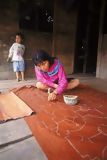 Shipiba pintando un textil