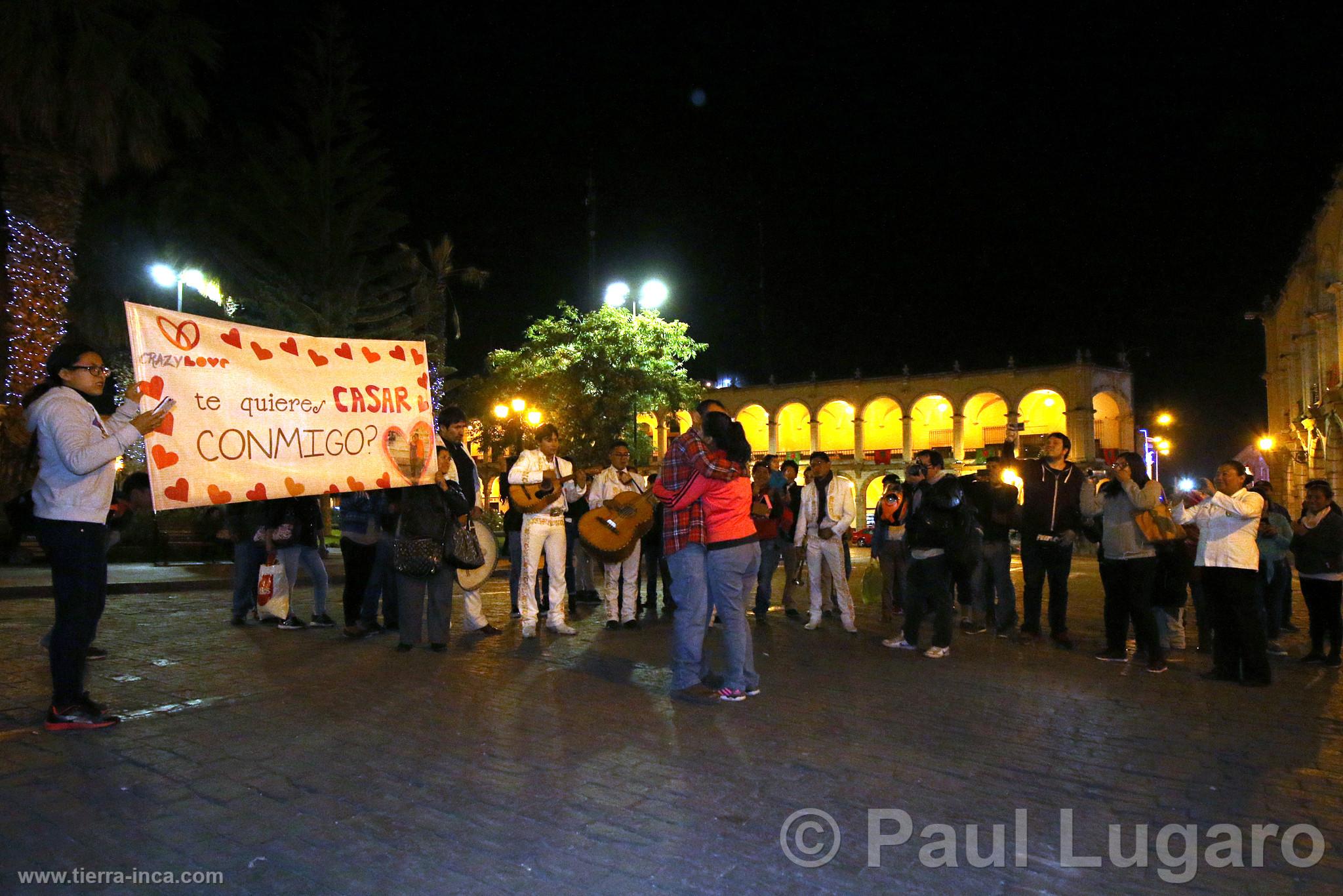 Pedido de matrimonio en la Plaza de Armas, Arequipa