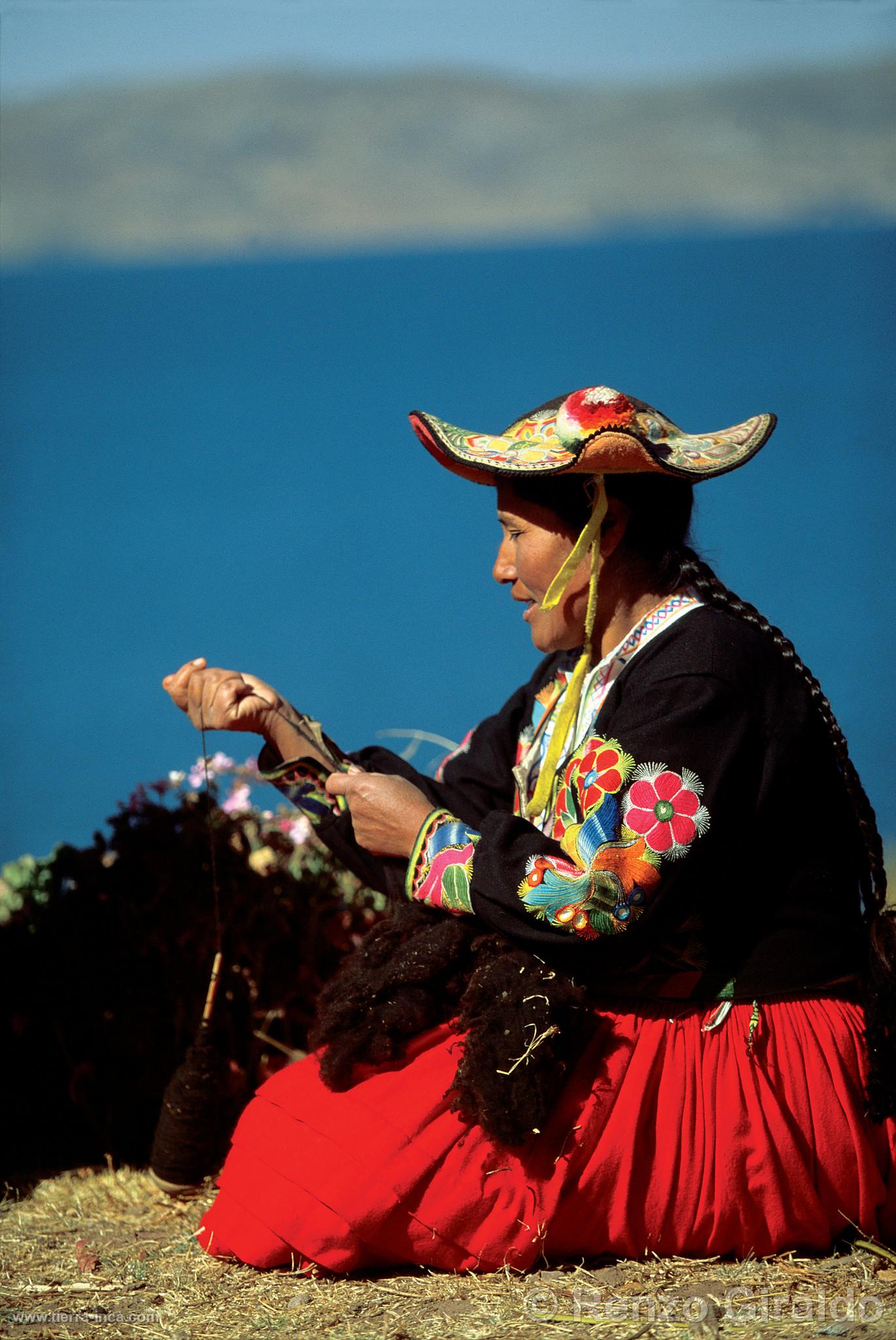 Artesana de Llachon y Lago Titicaca