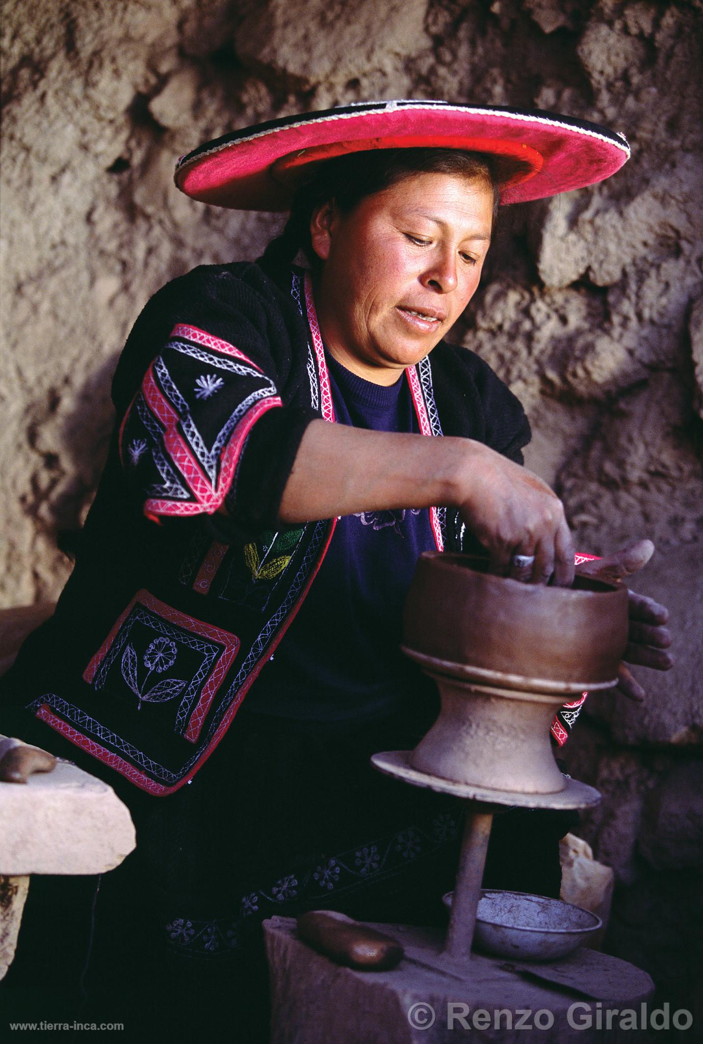 Artesana ceramista de Raqchi