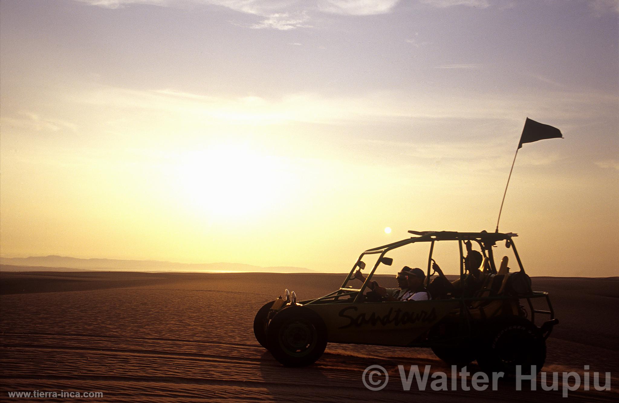 Auto tubular en el desierto de Ica