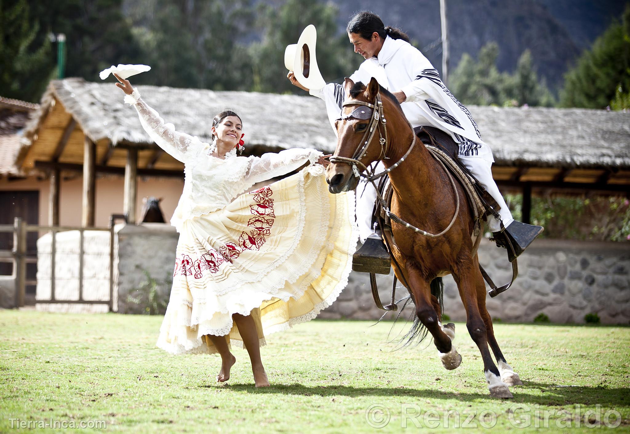 Marinera con caballo de paso