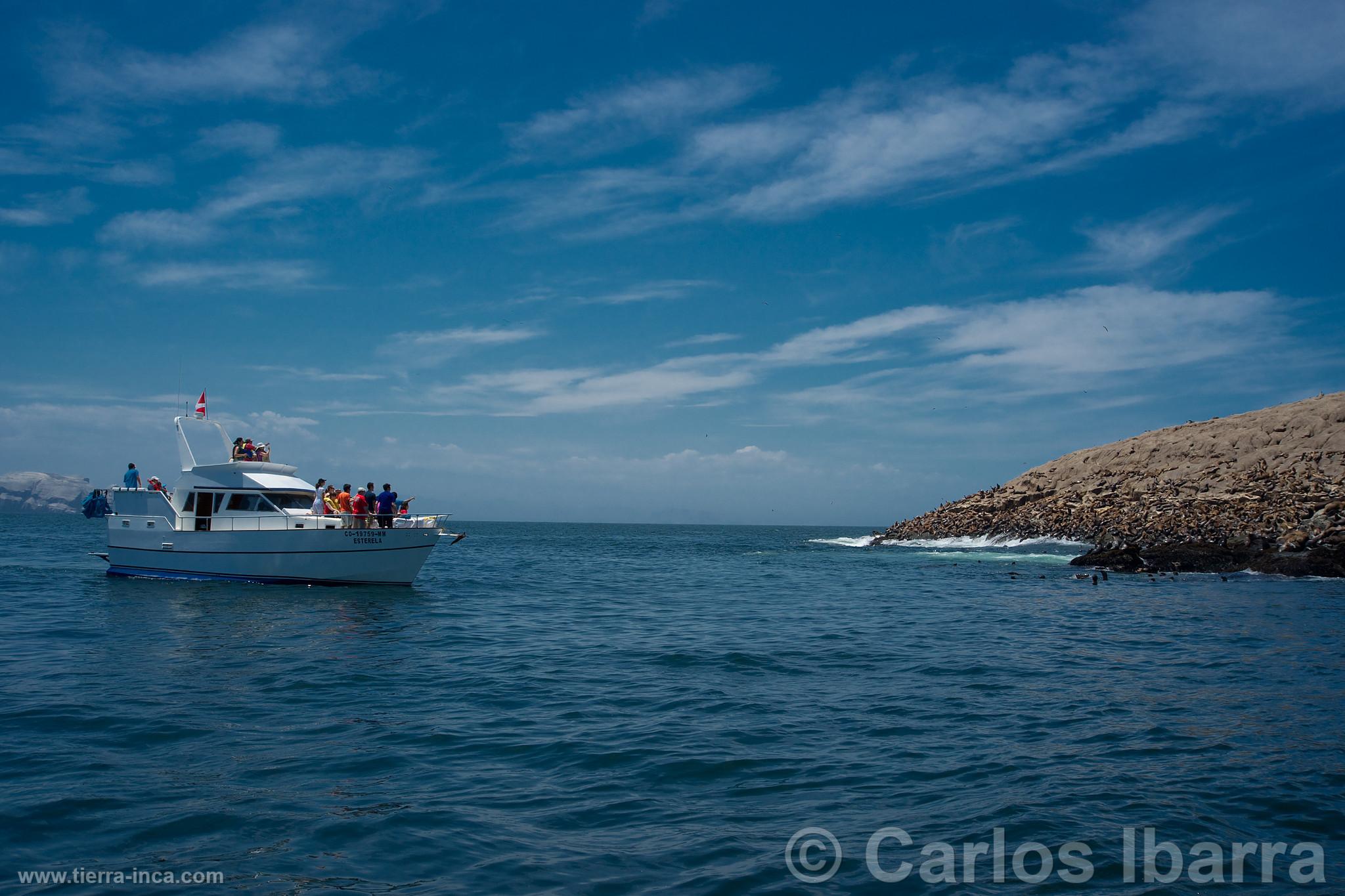 Yate con turistas en las Islas Palomino, Callao