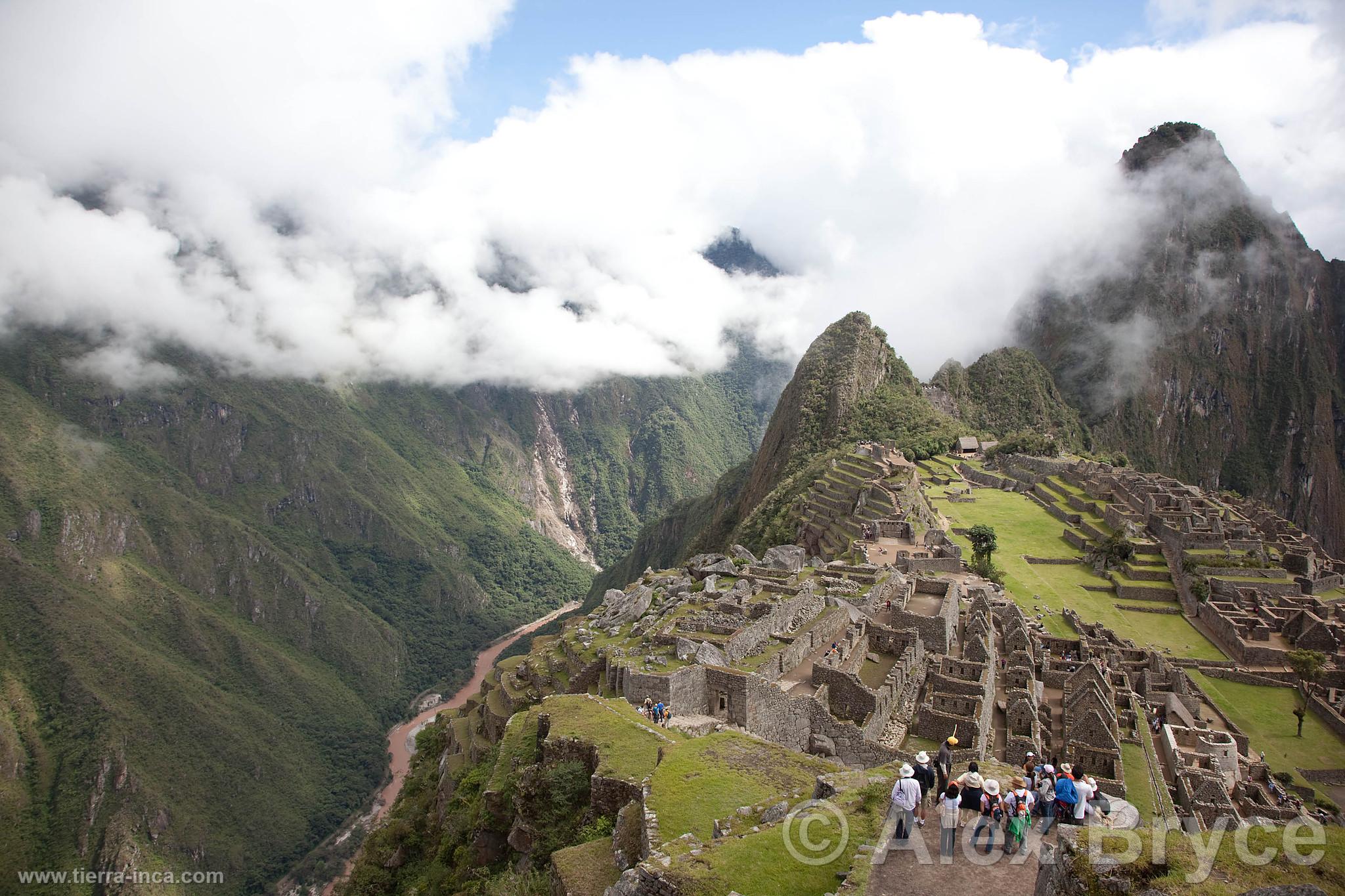 Turistas en la ciudadela de Machu Picchu