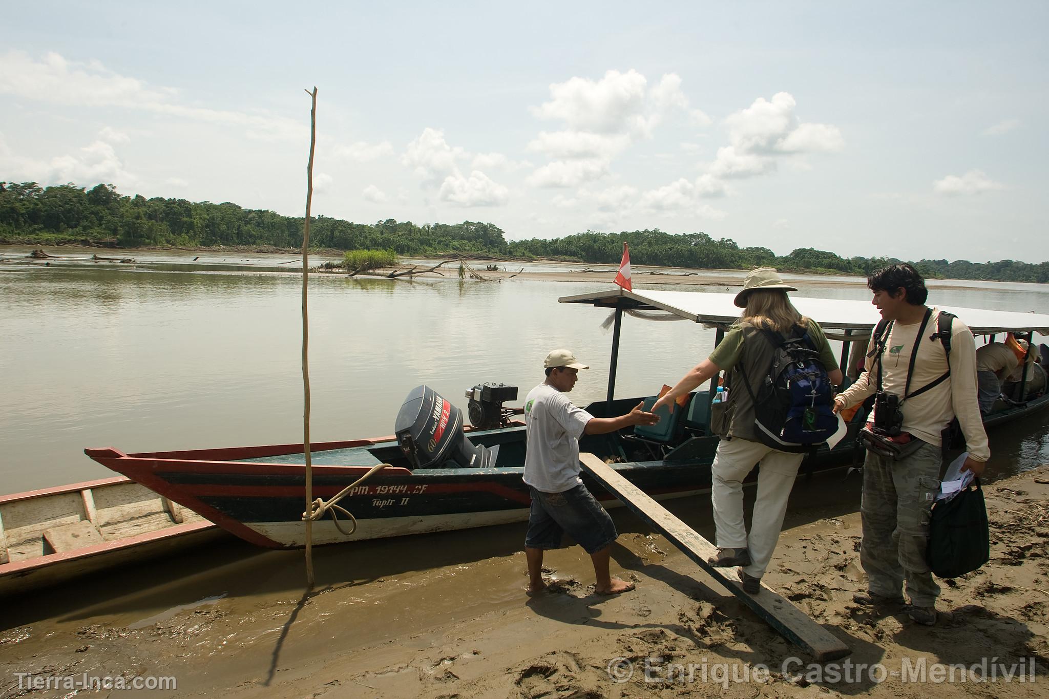 Turistas en el ro Madre de Dios