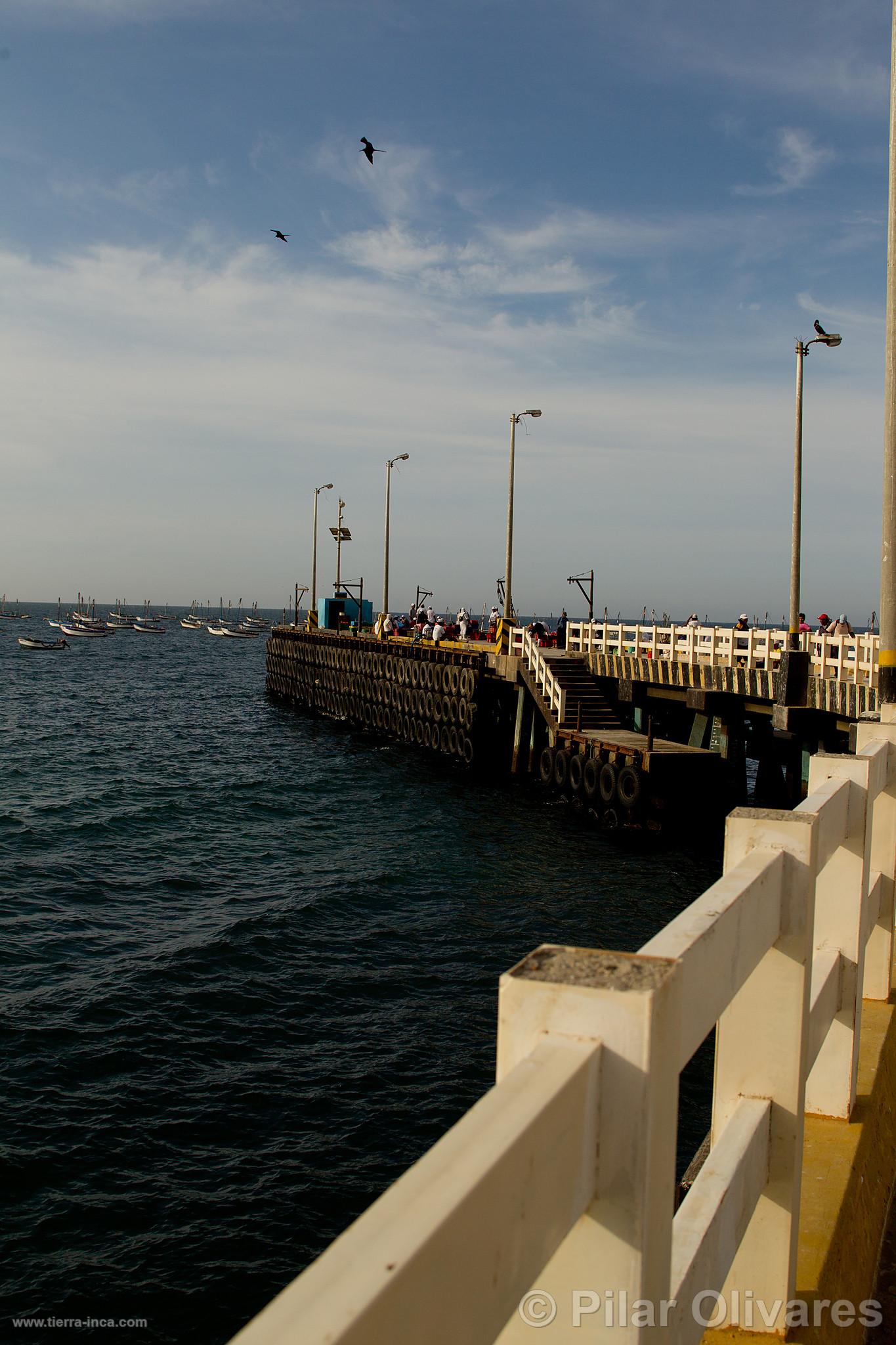 Muelle en la playa Los rganos