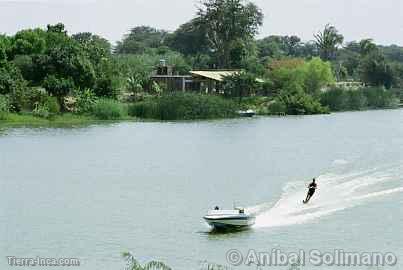 Ski acutico en el ro Piura