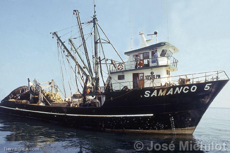 Bolichera frente al puerto de Chimbote