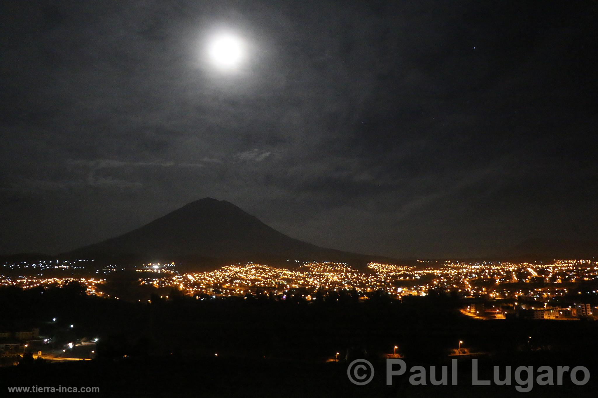 Vista de la ciudad con el Misti, Arequipa