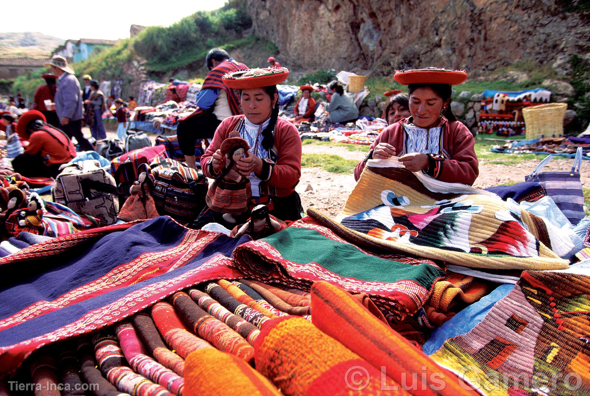 Venta de artesanias en Chincheros