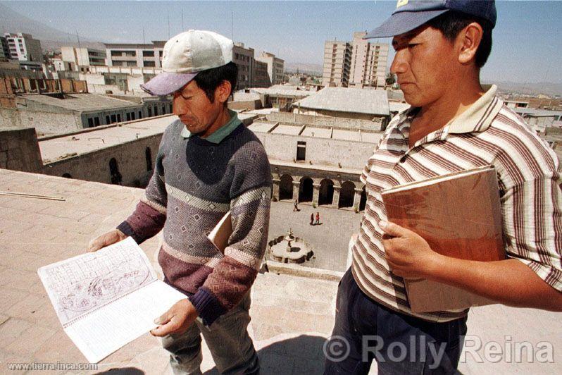 Obreros en la iglesia La Compaa, Arequipa