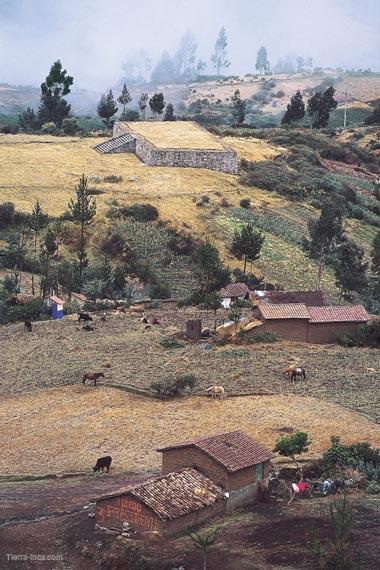 Ushnu en campia de Sayhuite, Apurmac