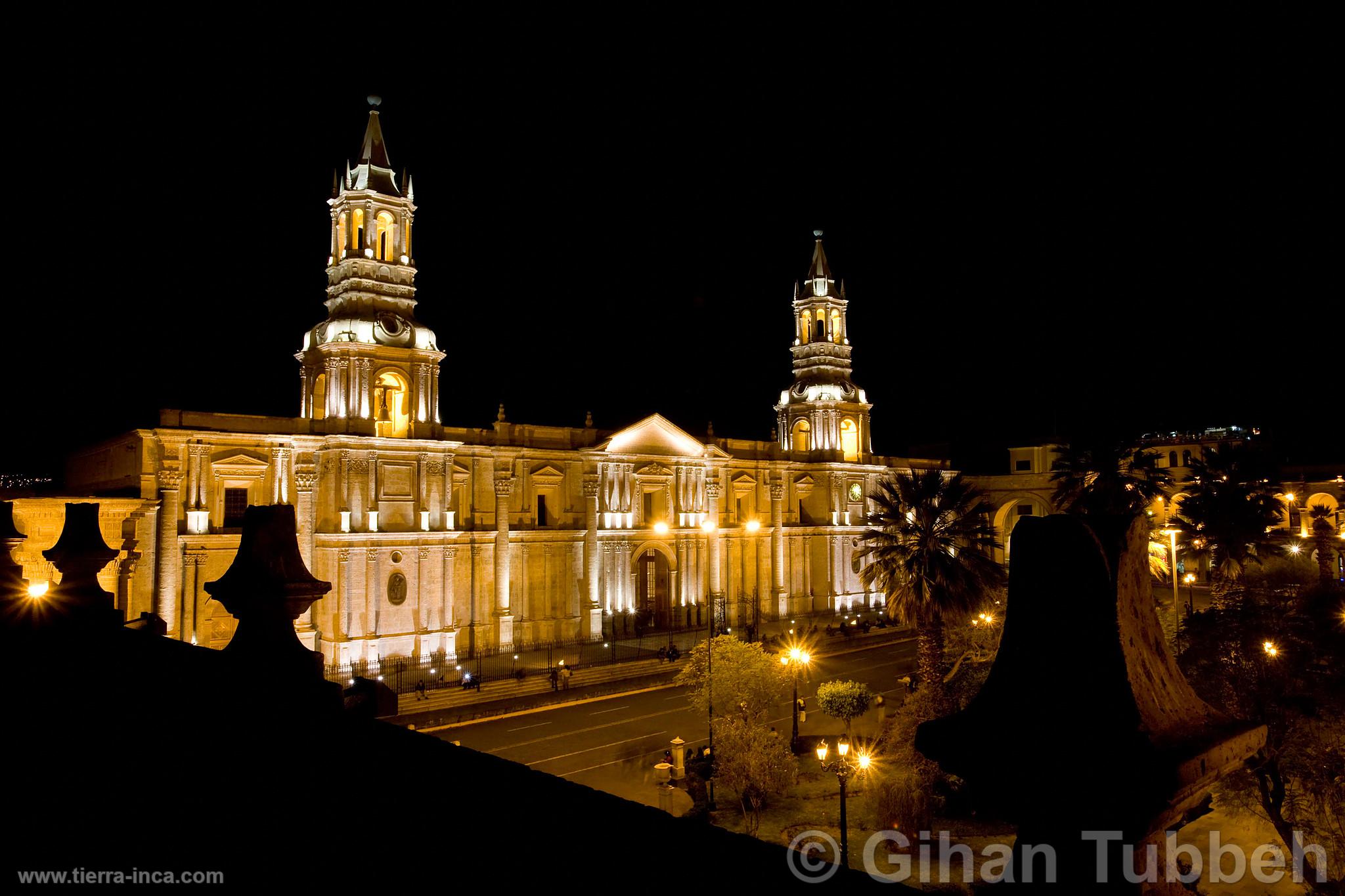 Plaza de armas y catedral de Arequipa