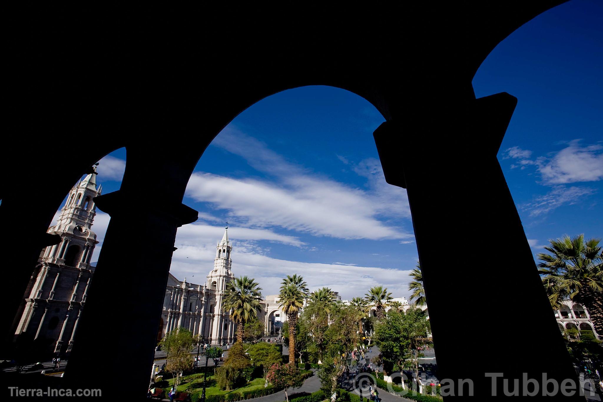 Plaza de armas y catedral de Arequipa