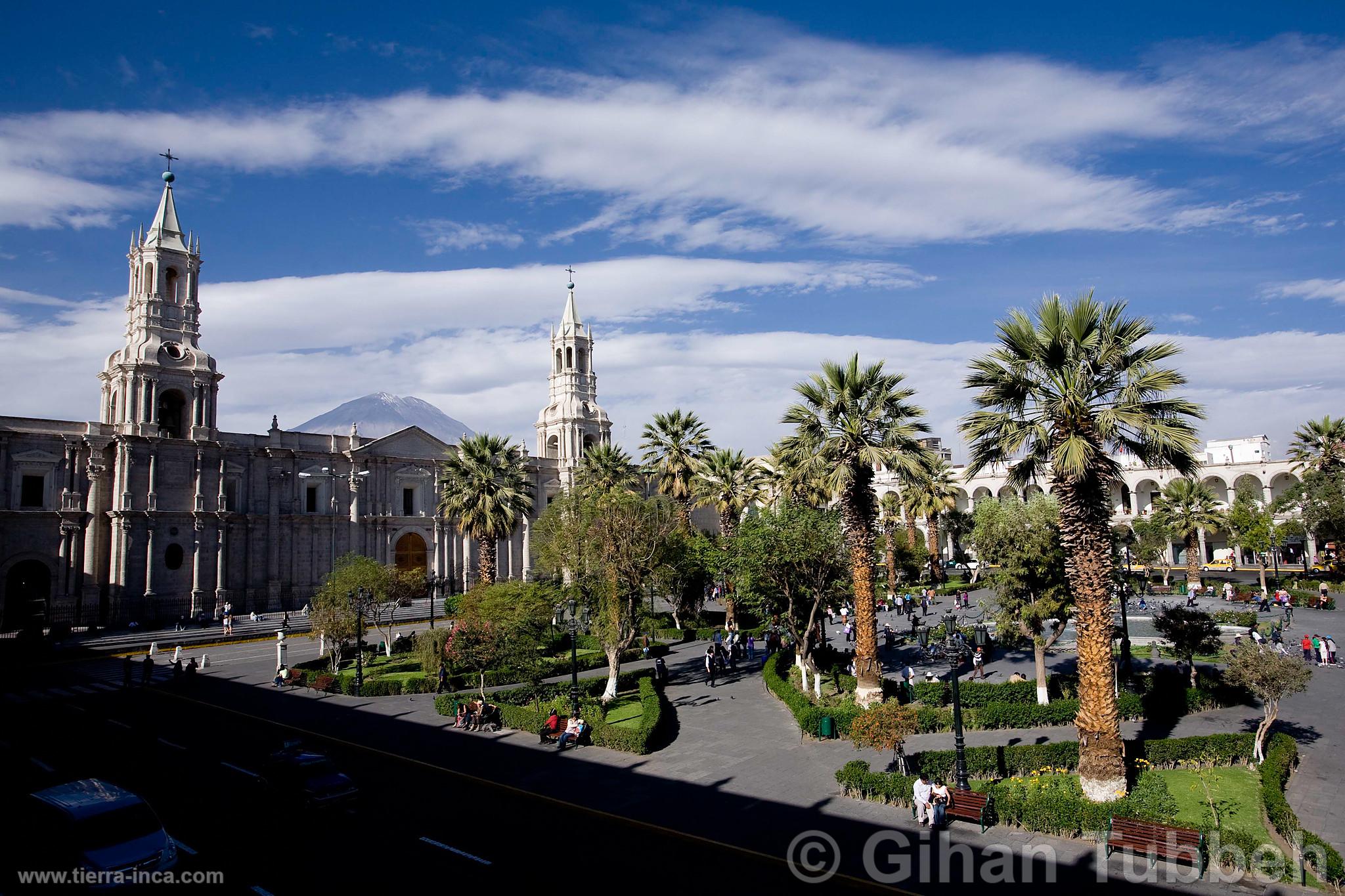 Plaza de armas y catedral de Arequipa