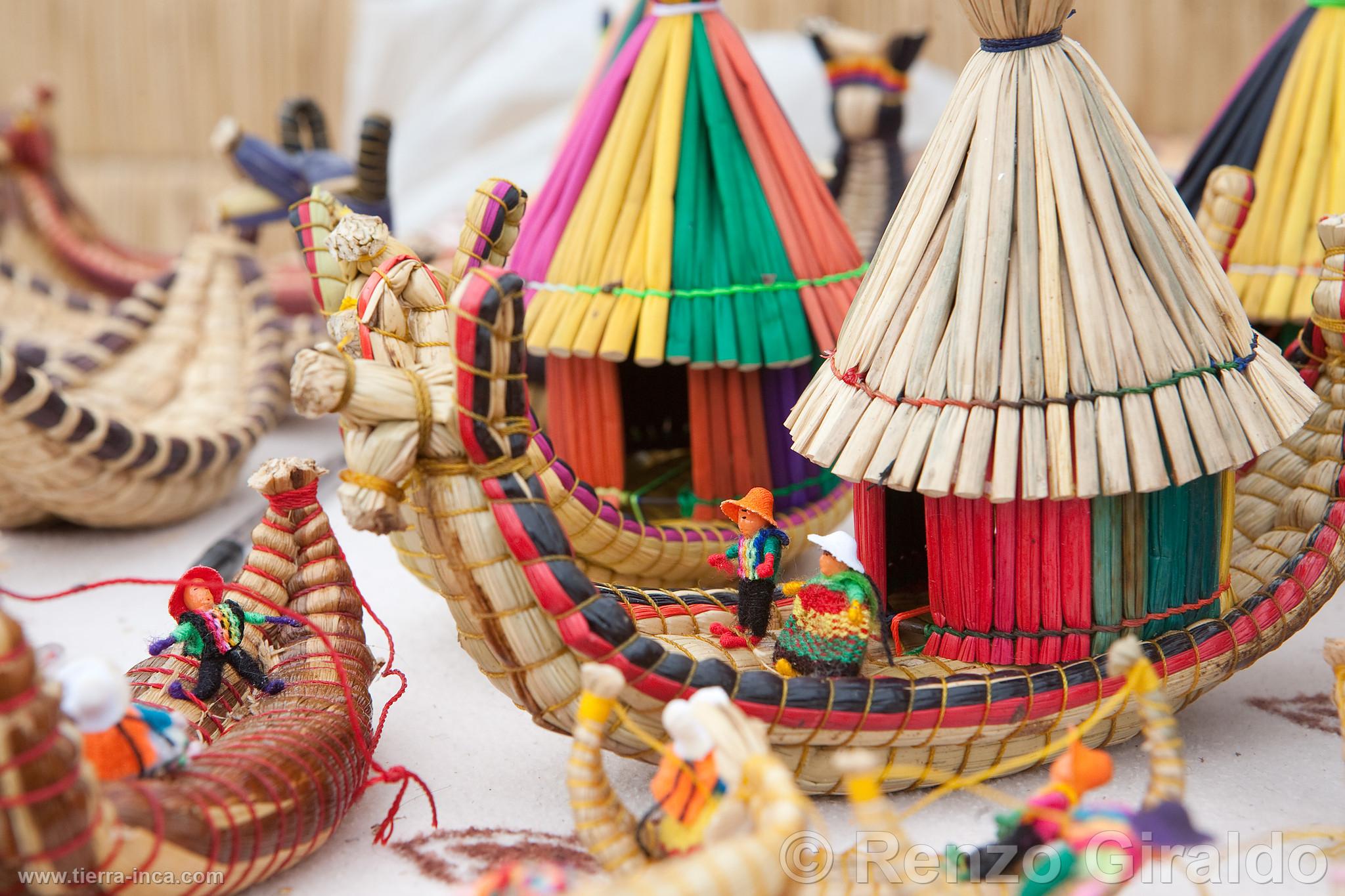 Artesanías en las islas de los Uros