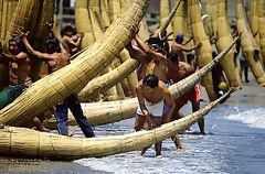 Pescadores preparando sus Caballitos de Totora